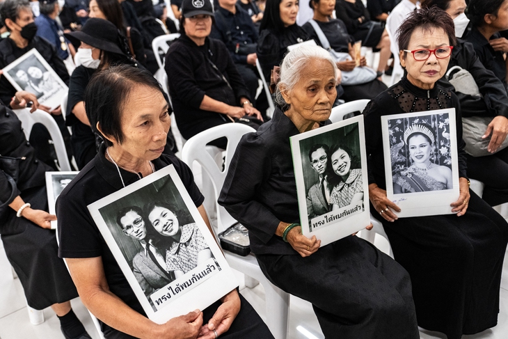 Người dân Thái Lan mặc đồ đen và cầm di ảnh của Vương Thái hậu Thái Lan Sirikit